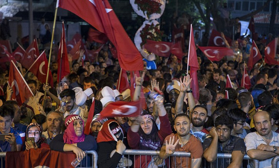 Darbeye karşı sabaha kadar meydanları terk etmediler